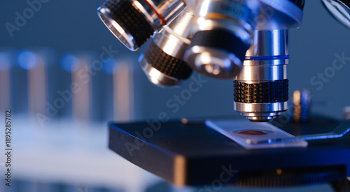 Canvastavla Close-up of microscope with slide in laboratory setting