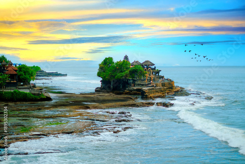 Canvas-taulu Tanah Lot Hindu Temple at Sunset on a Rocky Offshore Island, Bali