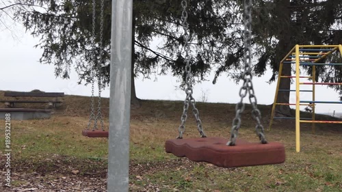 leere Schaukel auf einem Kinderspielplatz