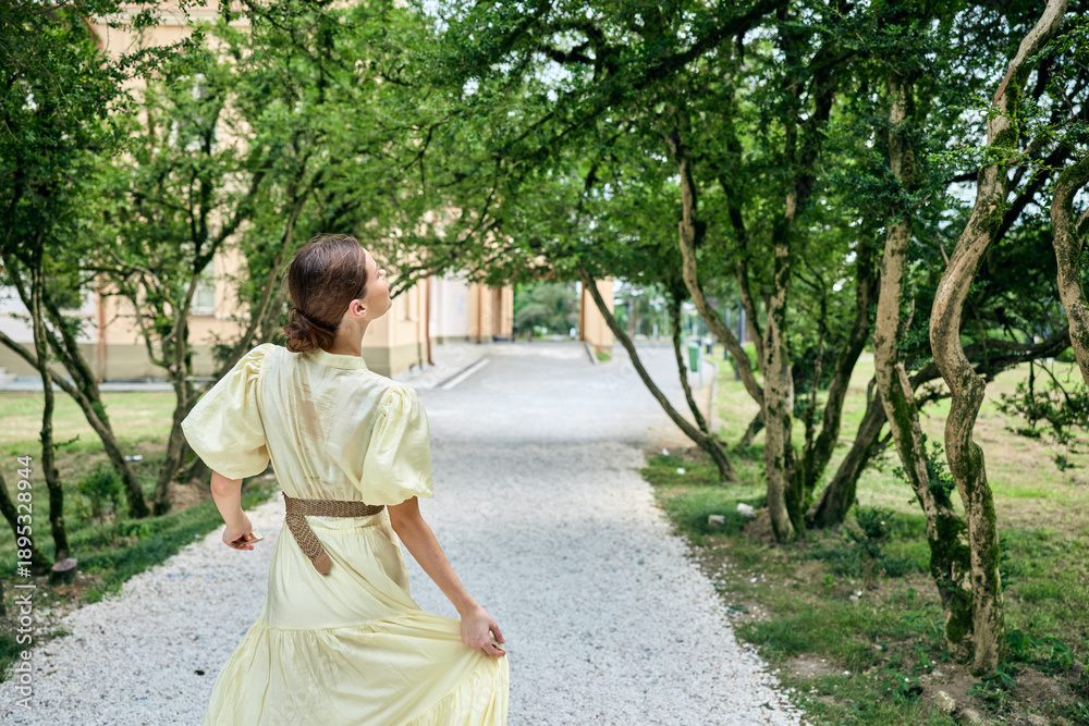 Obraz premium Woman dress park back authenticity inclusivity