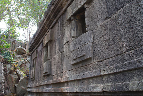 Foto ruined ancient hindu and buddhist khmer temple in the takeo province in cambodia