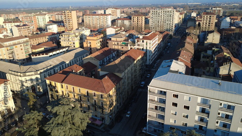 Alessandria dal drone con vedute sul campanile del Duomo, su Piazza Genova e l'arco con i palazzi - Piemonte - Italia