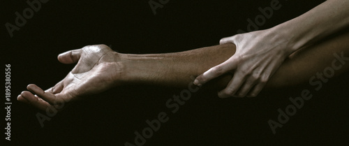 Fotografie In this striking image, the hands entwine in a captivating motion, illustrating themes of connectivity, emotional strength, and human interaction in an artistic, minimalist style
