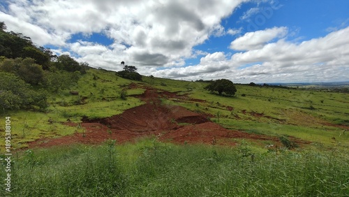 Photos Dano ambiental: Formação de voçoroca ou ravina em uma área degradada de pasto de