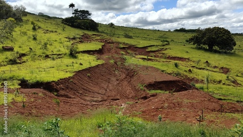 Fotografie Dano ambiental: Formação de voçoroca ou ravina em uma área degradada de pasto de