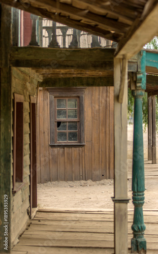 Wallpaper Mural Passage couvert dans un village fantôme de l'ouest américain à Tabernas, Andalousie, Espagne Torontodigital.ca