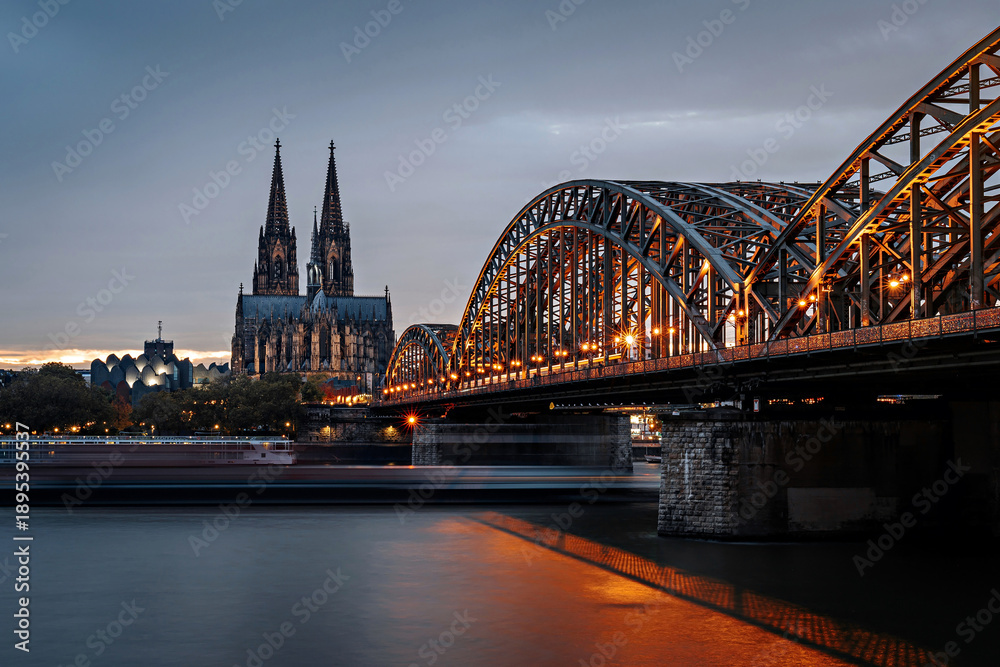 Obraz premium cologne cathedral at night