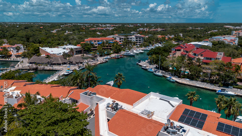 Marina y zona residencial de lujo frente al mar en la Riviera Maya, México Vista aérea con drone de playa en Puerto Aventuras