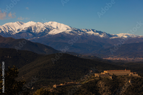 Wallpaper Mural Panorama du fort de Bellegarde au Pentus sur fond de Canigou enneigé Torontodigital.ca