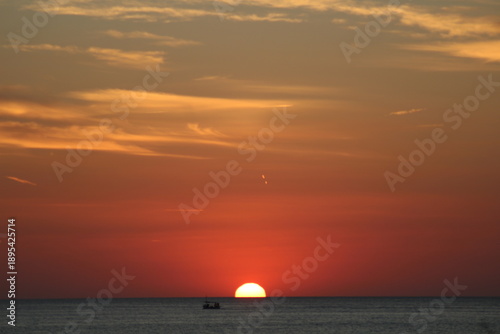 Tableau sur toile red sky sunset with beautful cloud patterns