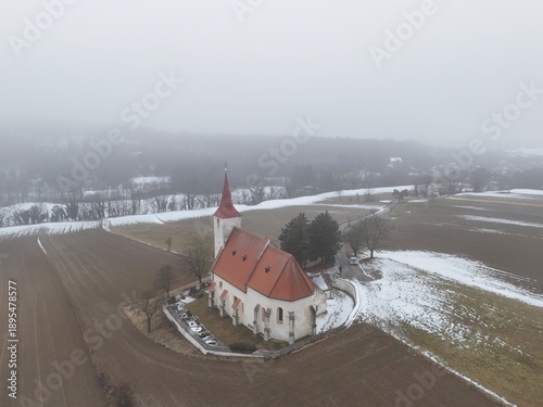 Cuadro en lienzo nebelverhangene Landschaft der Buckligen Welt mit der Wehrkirchen Ofenbach, Lanz