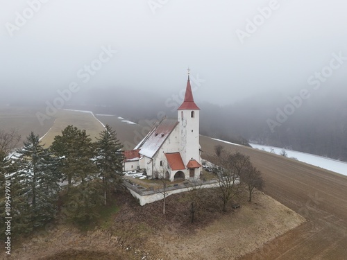 Cuadro en lienzo nebelverhangene Landschaft der Buckligen Welt mit der Wehrkirchen Ofenbach, Lanz