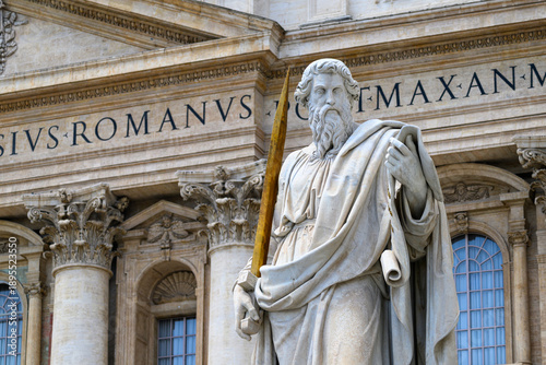 Quadro su tela A statue of Saint Paul (by Adamo Tadolini, 1838) in front of Saint Peter's Basilica in the Vatican, Rome, Italy