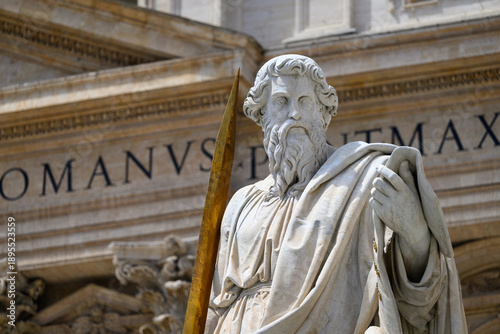 Foto A statue of Saint Paul (by Adamo Tadolini, 1838) in front of Saint Peter's Basilica in the Vatican, Rome, Italy
