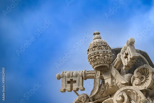 Canvastavla The coat of arms of Pope Alexander VII, atop the colonnade of St Peter's Basilica in Vatican, Rome, Italy