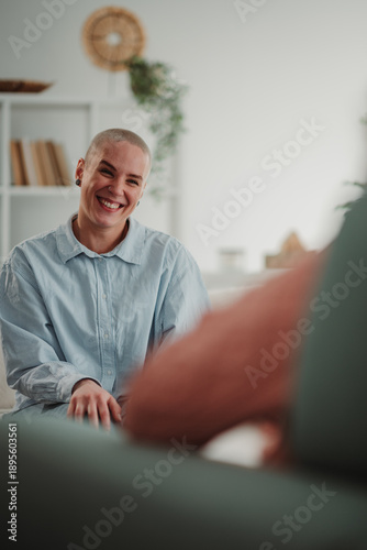 Konstfotografi Smiling non binary person during therapy session