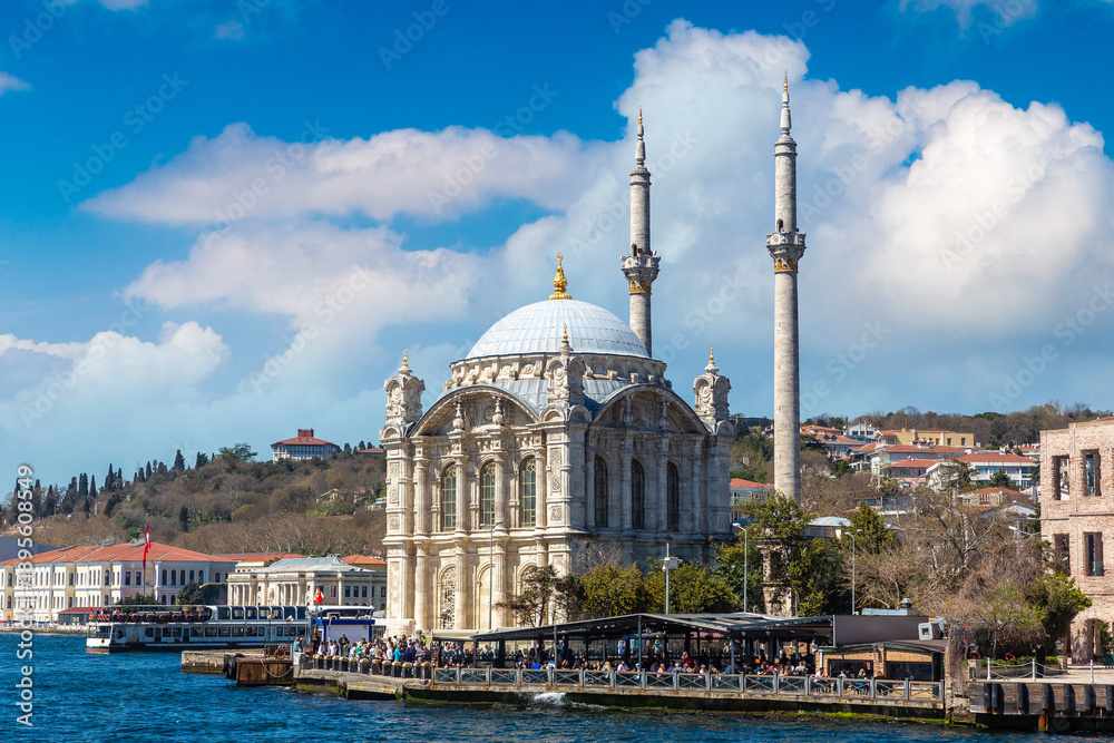 Naklejka premium Ortakoy Mosque in Istanbul, Turkey