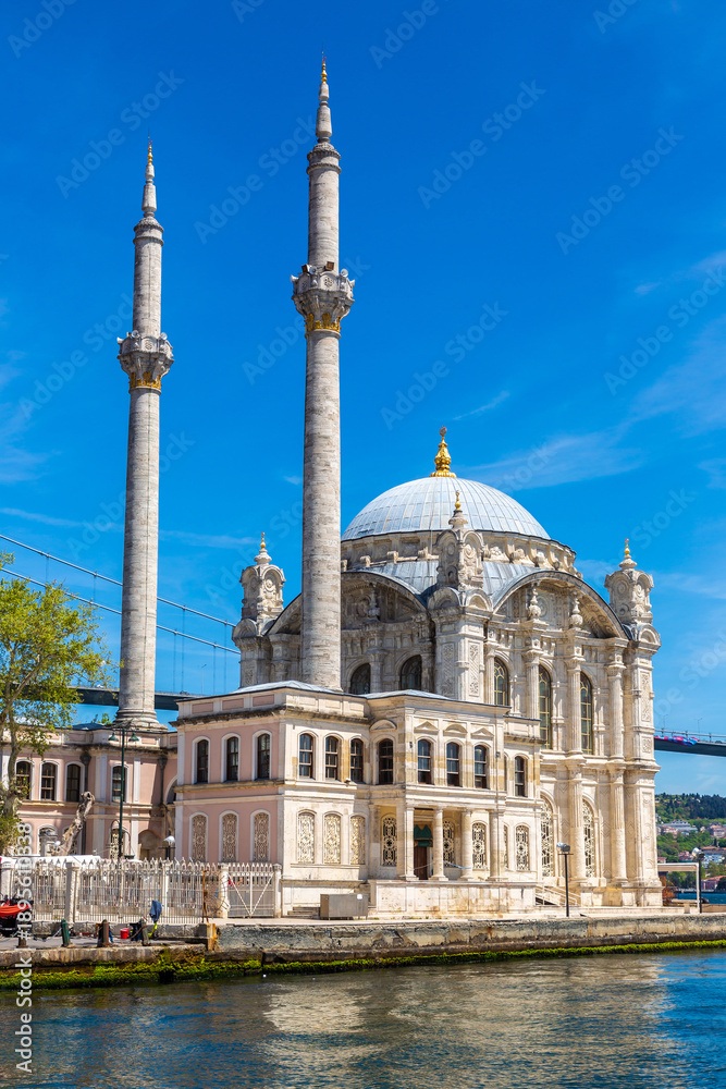 Fototapeta premium Ortakoy Mosque in Istanbul, Turkey