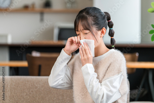 Plakat w ramie 花粉症シーズンに鼻を噛む女の子（アレルギー,アレルギー性鼻炎,鼻炎）