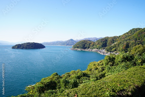 京都 伊根湾の風景 舟屋の町並みと青い海