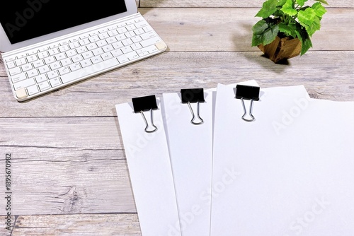 ビジネス　書類作成　白紙のコピー用紙