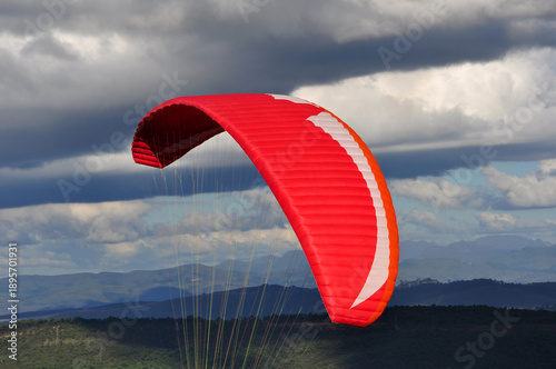 Capture the essence of freedom with exclusive paragliding photos above the clouds. High-impact visual images that convey the desire to fly and the courage to overcome limits. Acquire the extraordinary