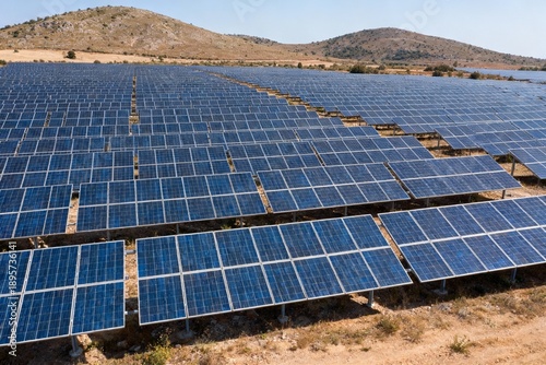 Tableau sur toile Rows of solar panels in a field
