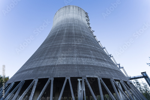 Fotografía Abandoned and defunct nuclear reactor cooling towers.