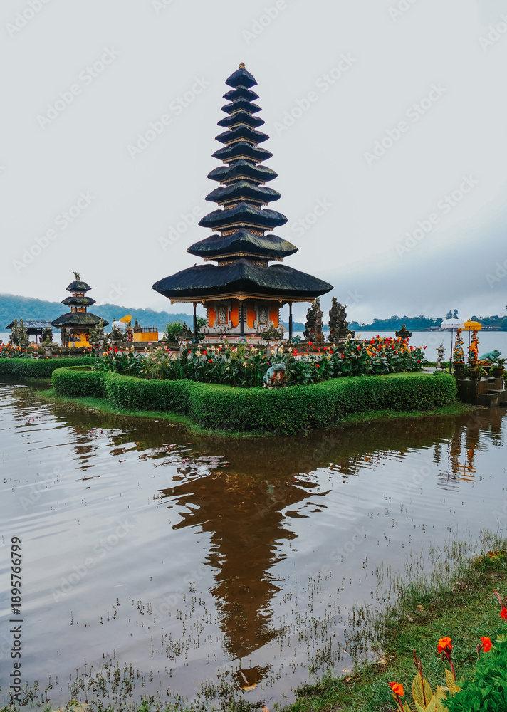 Obraz premium Iconic Water Temple Pura Ulun Danu Beratan on Lake Beratan, Bali