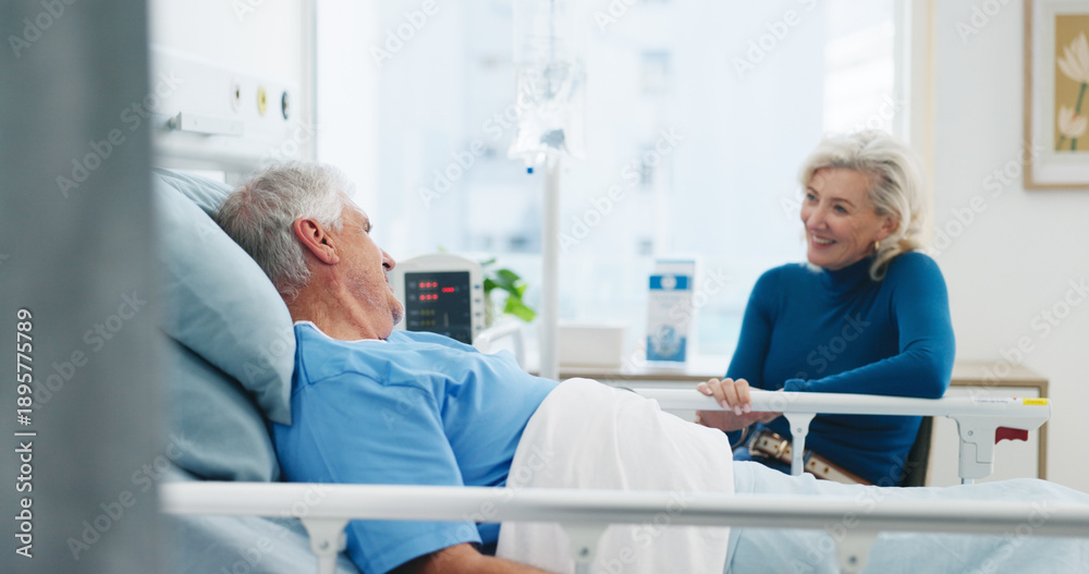 Obraz premium Old couple, smile and conversation by hospital bed for support, compassion or empathy for recovery. Married, elderly people and happy in medical clinic with care, chat or good news for health update.
