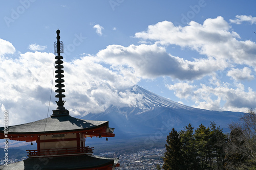 新倉山五重塔と雪化粧する富士山