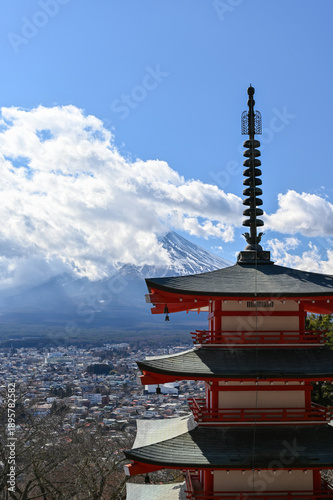 新倉山五重塔と雪化粧する富士山