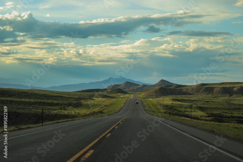 Tableau sur toile long open road in the wyoming mountains
