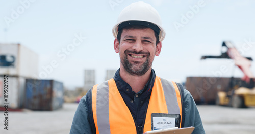 Foto Portrait, man and happy in yard for shipping inspection, logistics checklist and quality assurance