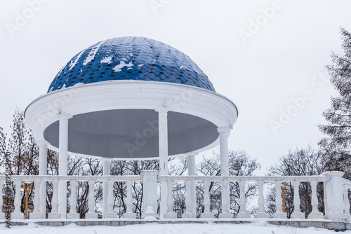 Obraz na plátně the blue domed roof of the rotunda with columns