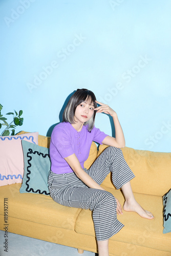 自宅で趣味と自分の時間を楽しむアジアの若い女性のポートレート