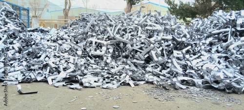 Fotografie Pile of industrial aluminum scrap metal for recycling process in a factory yard