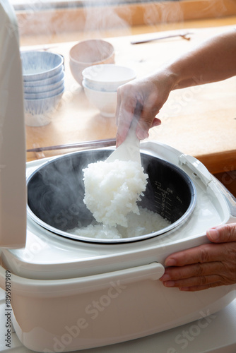 炊飯器から御飯を装う　ご飯　炊き立て
