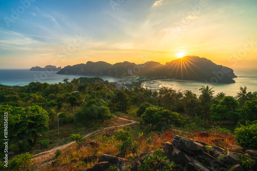 Tableau sur toile sunset on tropical island ko phi phi in thailand