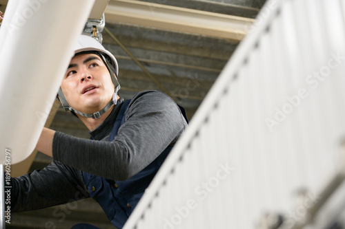 ヘルメットを被って作業をする日本人男性