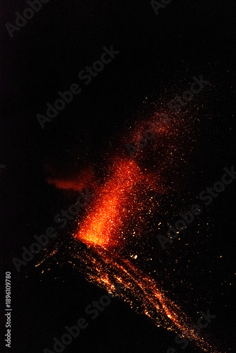 Cuadro en lienzo Midnight Eruption: The Fiery Heart of Guatemala