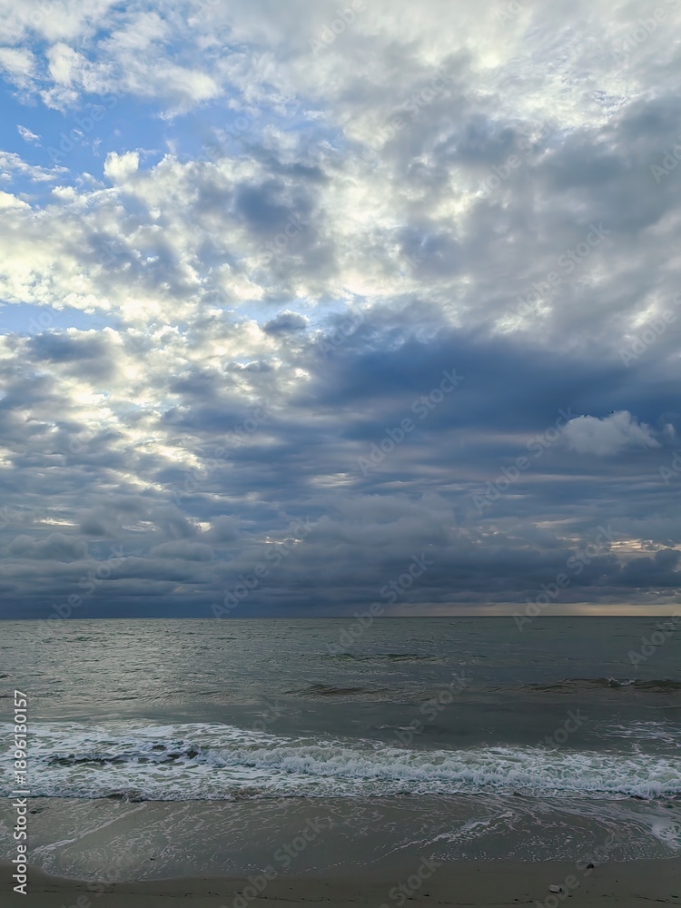 Obraz premium beautiful blue sky with seawave cloudy sky ocean beach sandy