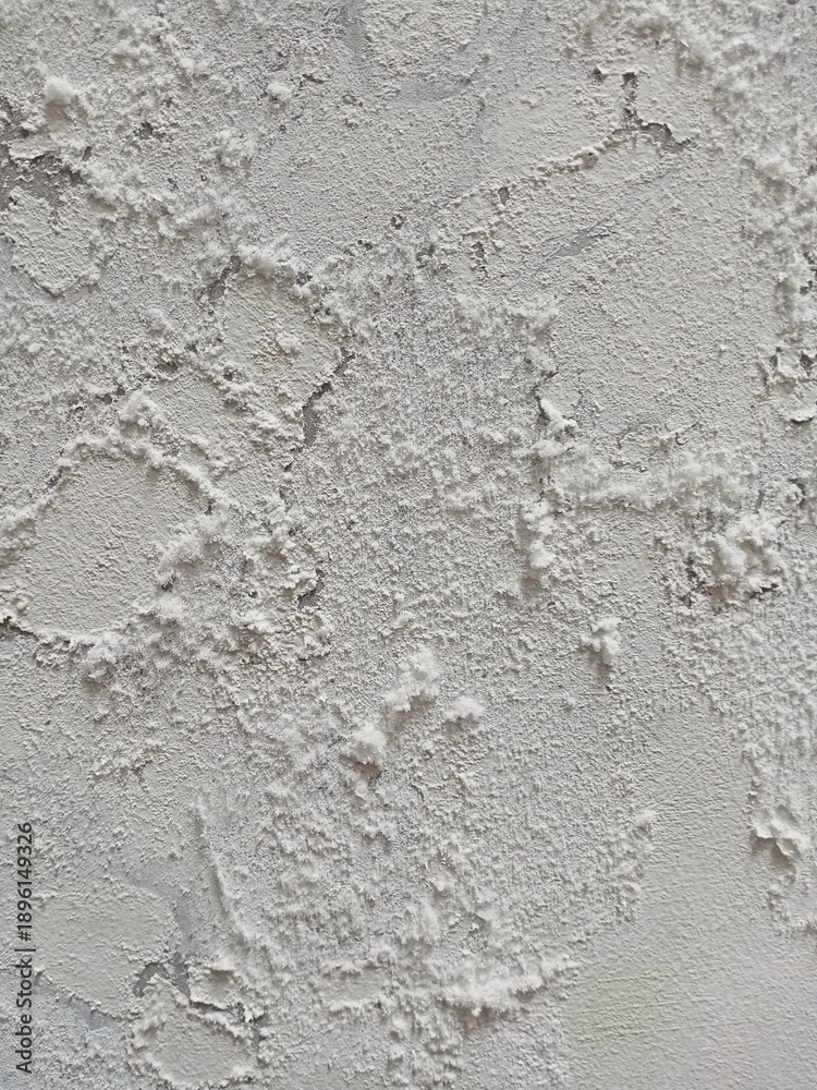 Obraz premium Detailed photo of mold growing on a damp white wall with cracked and peeling paint, suitable for concepts of humidity, aging surfaces, and building damage
