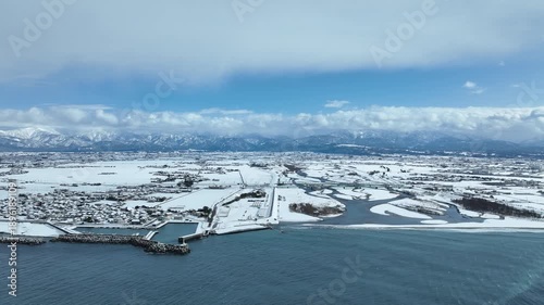 日本の富山県の黒部川河口周辺の冬の風景