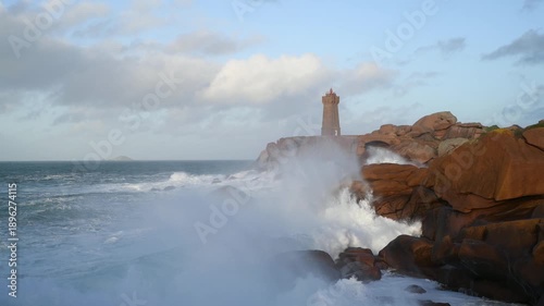Grosses vagues sur la côte de granit rose - Ploumanac'h Bretagne