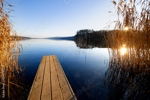 фотографія Goldener Steg in die Stille - Sonnenuntergang am Hallwilersee in der Schweiz
