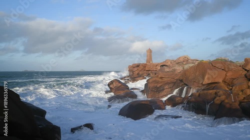 Coup de vent sur la côte de granit rose - Bretagne