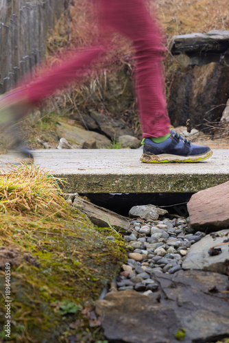 Wallpaper Mural Ein Kind geht über eine kleine Steinbrücke Torontodigital.ca