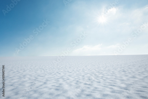Schneefeld vor blauem Himmel im winter