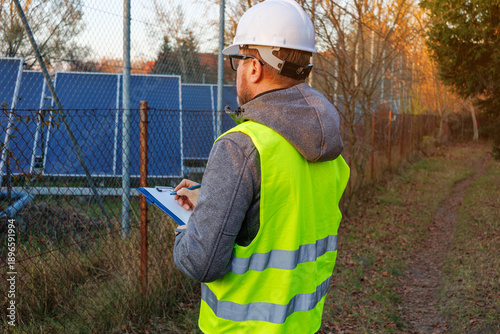 Εκτύπωση καμβά Man working at solar panel farm
